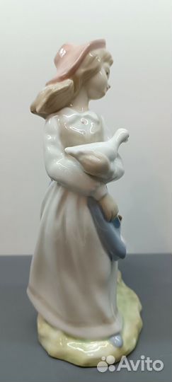Статуэтка фарфор Испания девушка с гусями