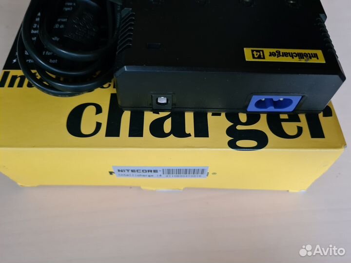 Зарядное устройство Nitecore i4