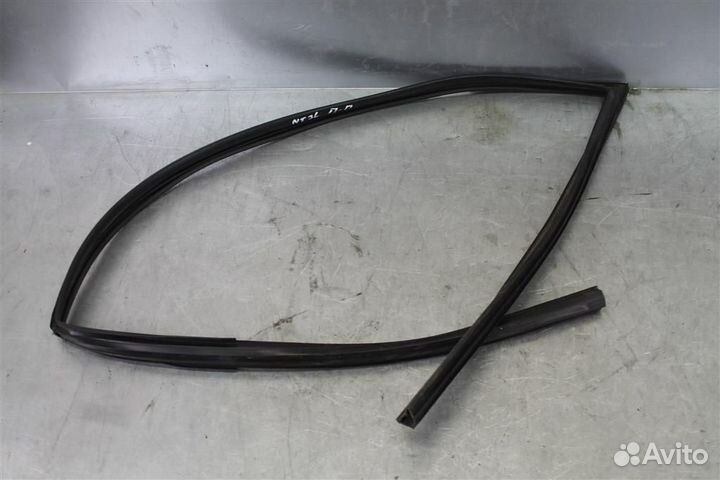 Уплотнитель стекла двери передней правой Nissan T