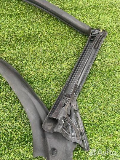 Уплотнитель стекла двери передний правый Ford