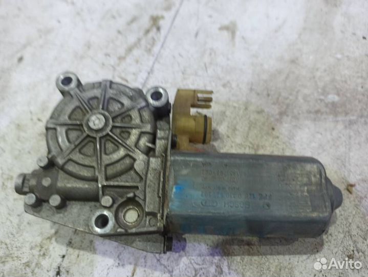 Моторчик заднего левого стеклоподъемника