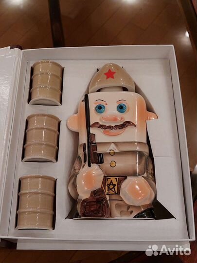 Коллекционный штоф и стопки керамика в коробке