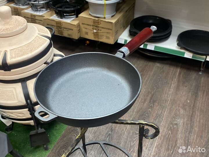 Сковорода Чугунная D-26 см, деревянная ручка