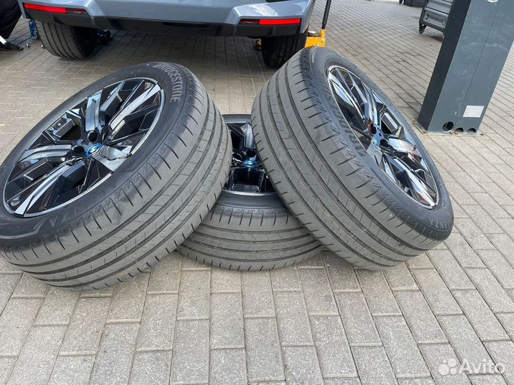 Оригинальные колеса в сборе на BMW iX