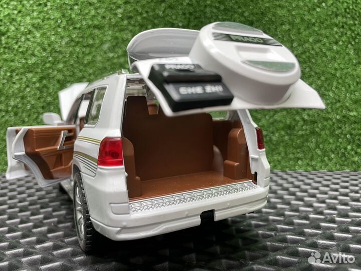 Металлическая модель Лэнд Крузер Прадо