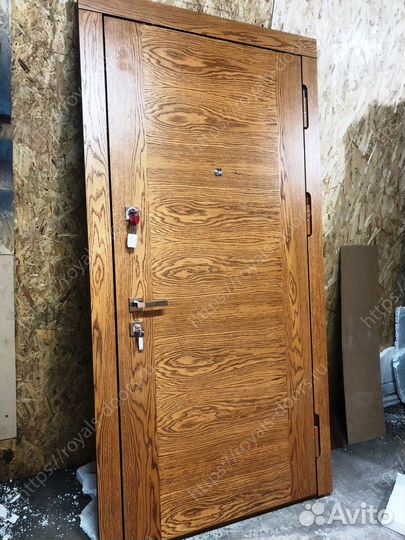 Входная железная дверь натуральный шпон