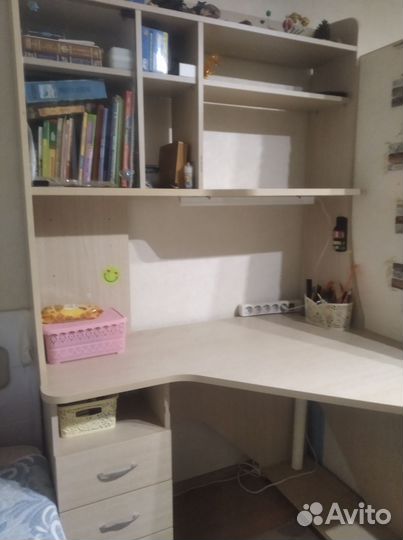 Учебный уголок (стол,стеллаж)