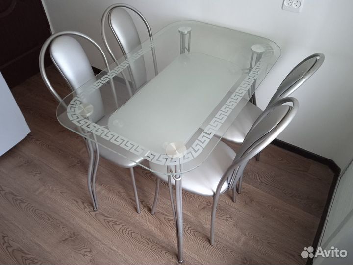Стол стеклянный со стульями