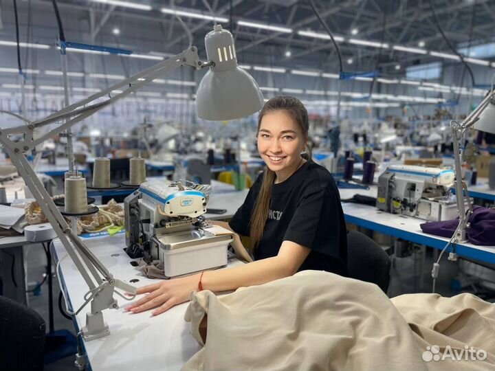 Швея (портная) на трикотаж