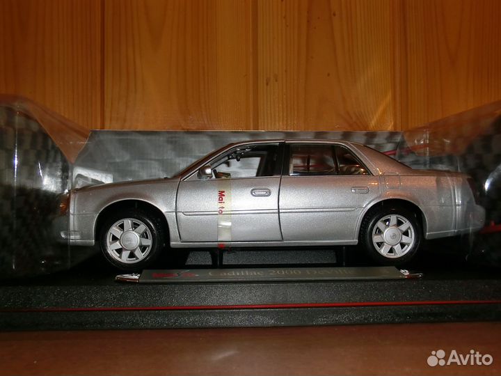 Cadillac 2000 De Ville 1:18