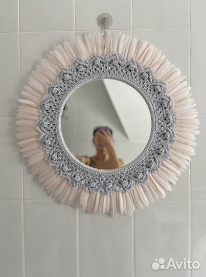 Зеркало макраме с перьями