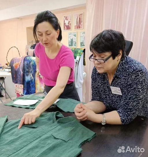 Швея портной в ателье