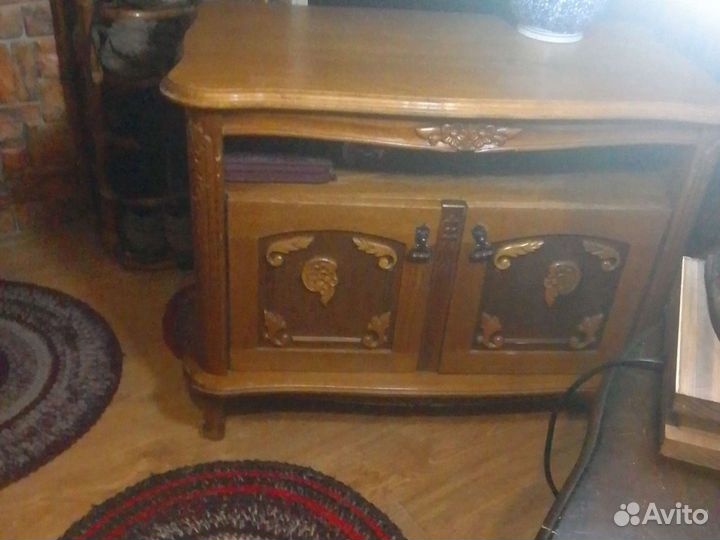 Тумбочка резная старинная из натурального дерева