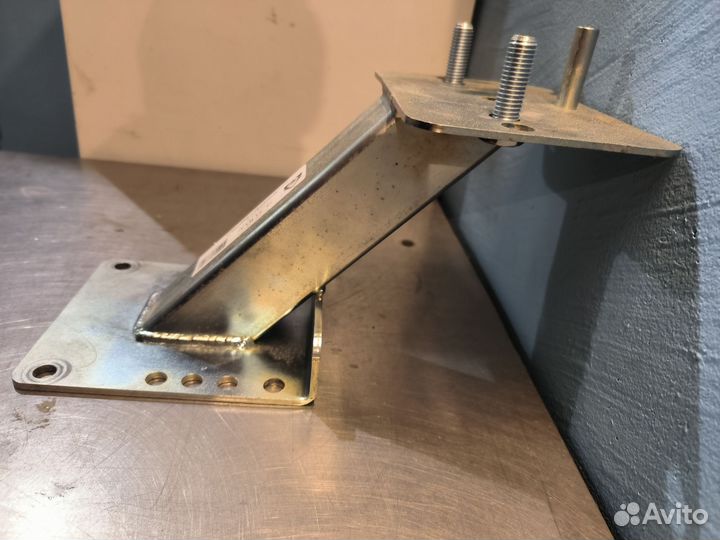 Кронштейн запасного колеса