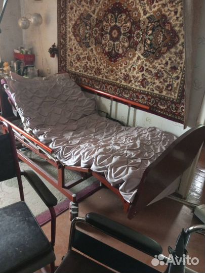 Медицинская кровать для инвалидов или лежачих