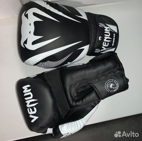Боксерские перчатки 14 oz venum