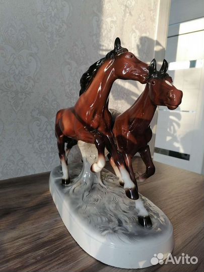 Фарфоровая статуэтка бегущие кони лошади германия