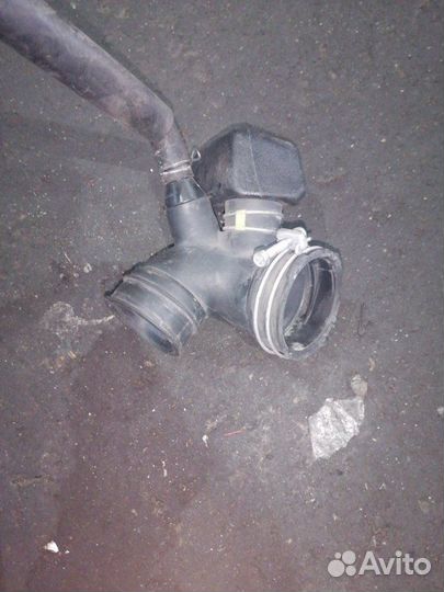 Патрубок воздушного фильтра Toyota Prius ZVW50