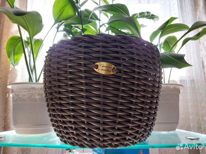 Кашпо из искусственного ротанга