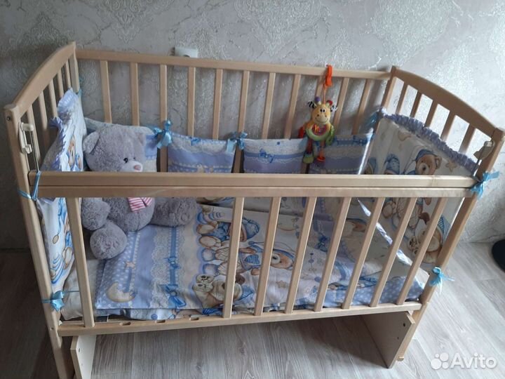 Детская кроватка с маятником