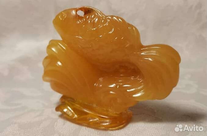 Резная рыбка янтарь