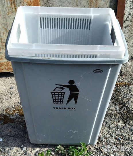 Урна с крышкой высокая