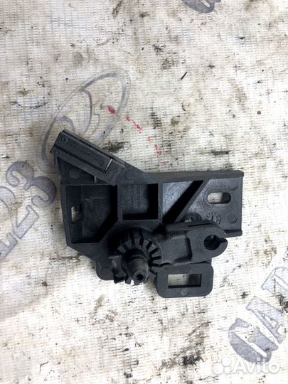 Кронштейн ручки троса открывания капота Volkswagen