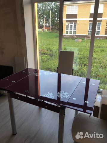 Стеклянный раздвижной кухонный стол зеленый