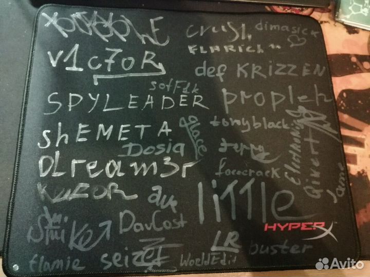Коврик для мыши с автографами киберспортсменов
