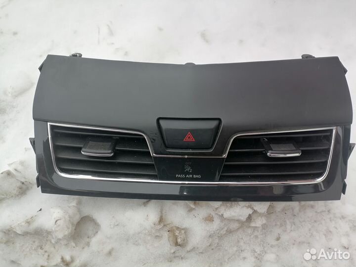 Воздушный дефлектор центральный Ниссан Тиана J33