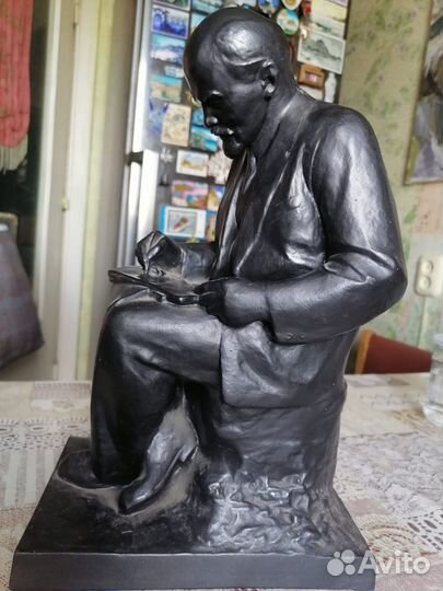 «Ленин за работой в Разливе летом 1917 г.»