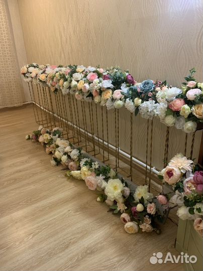 Стойки металлические интерьерные