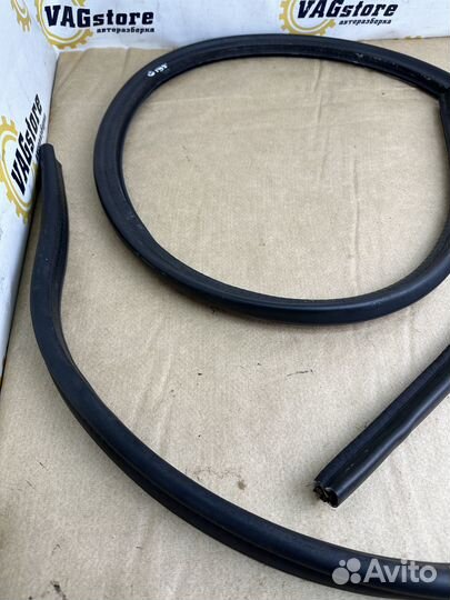 Уплотнитель капота Audi A3 8P 2006