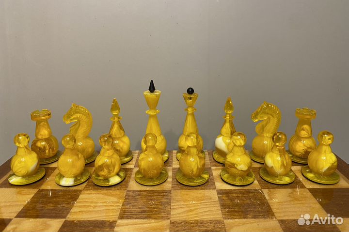 Шахматы янтарные (амброид)