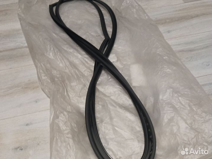 Молдинг стекла Nissan