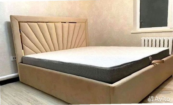 Двуспальная кроватьс мягким изголовьем