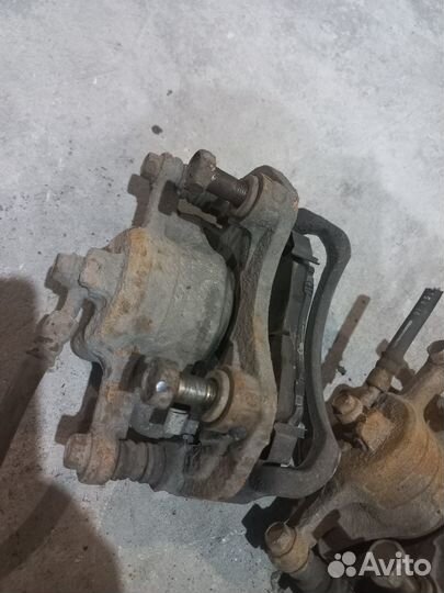 Передние тормозные суппорта Niaaan Wingroad Y11 ле