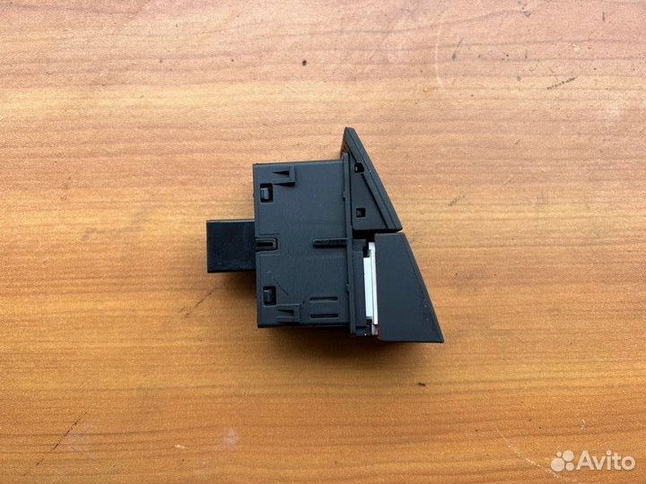 Кнопка аварийной сигнализации Skoda Octavia A7