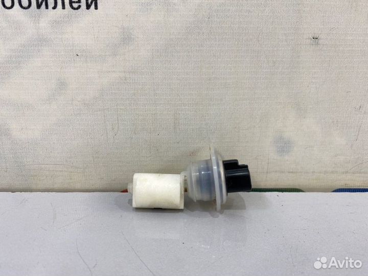 Датчик уровня жидкости бачка омывателя Toyota Land