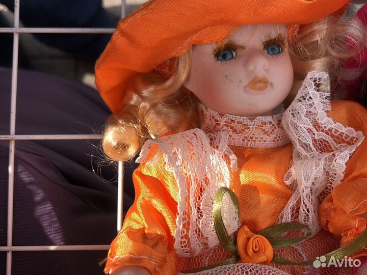Куколка фарфоровая