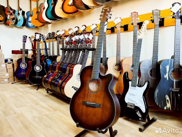 Акустическая гитара из массива ели/махагона