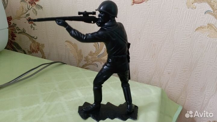 Фигурка солдата из черного пластика дзи