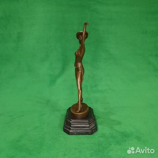 Статуэтка бронзовая Танцовщица кабаре в шляпке