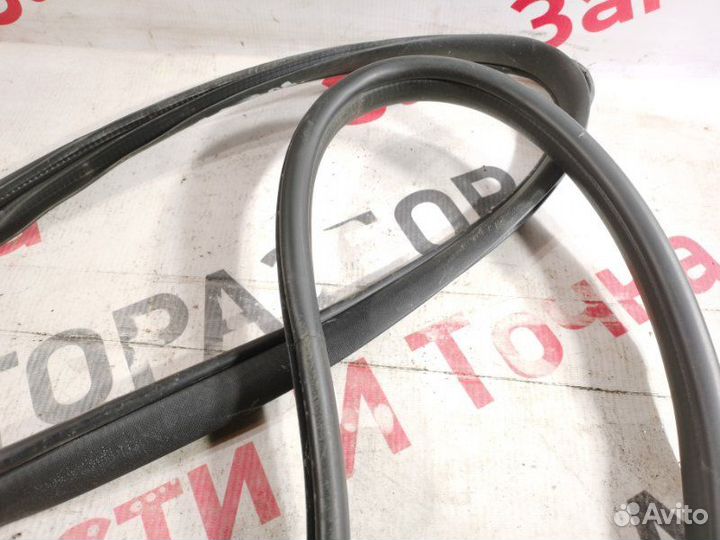 Уплотнительная резинка боковой двери передняя