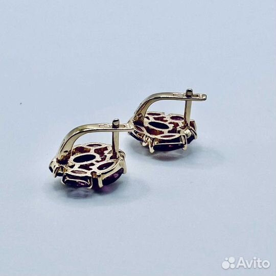 Золотые серьги с камнем