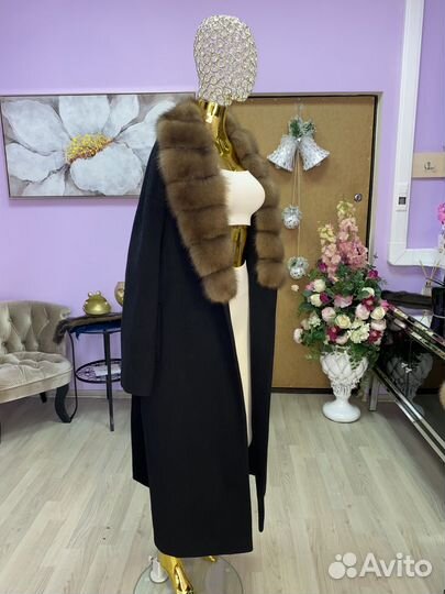 Пальто с воротником из меха куницы