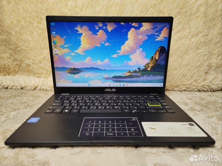 Шустрый ноутбук Asus / SSD 256 / как новый