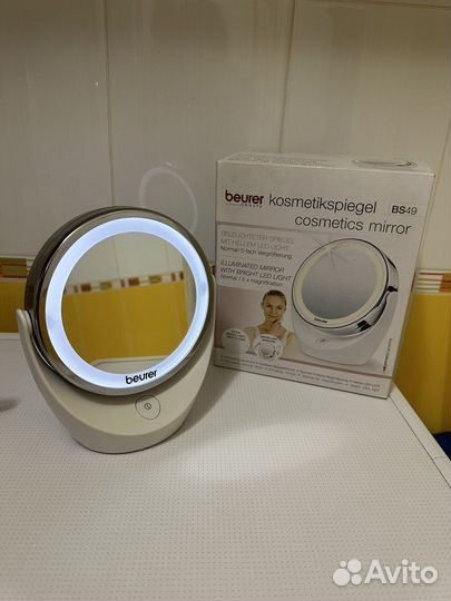 Зеркало с увеличительным стеклом и подсветкой