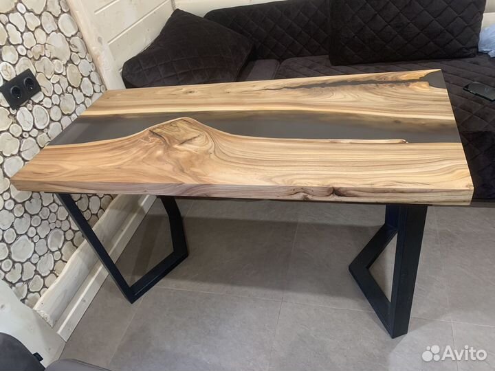 Стол из слэба с эпоксидной смолой