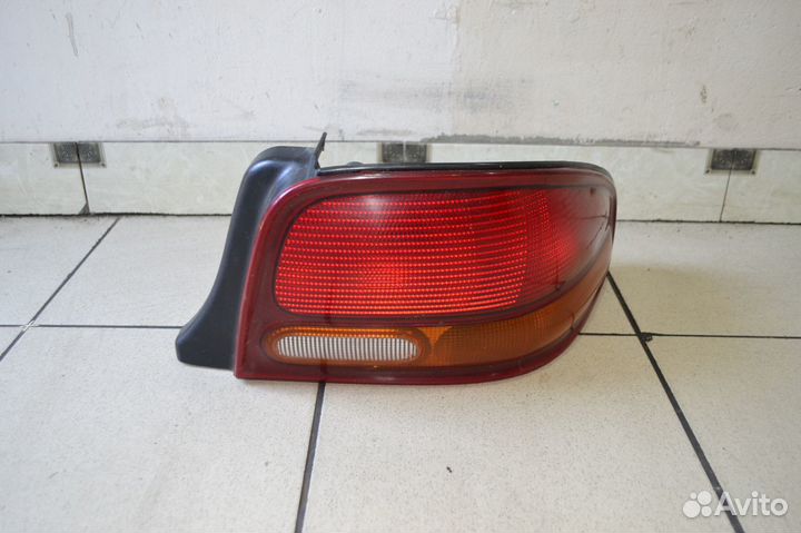Фонарь задний правый Dodge Stratus 1